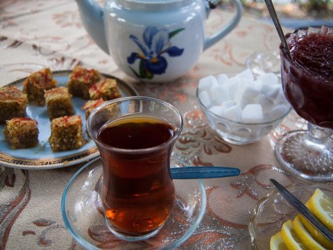 Qubada gecə saatlarında fəaliyyət göstərən çayxana aşkarlandı