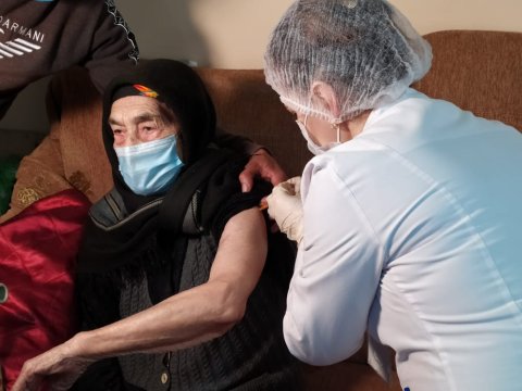 101 yaşlı nənəyə peyvənd vuruldu - FOTOLAR