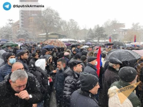 İrəvanda Paşinyanın istefası tələbi ilə aksiya keçirilir - FOTOLAR