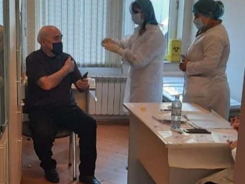 İsa Qəmbər vaksin vurdurdu, çağırış etdi - FOTO