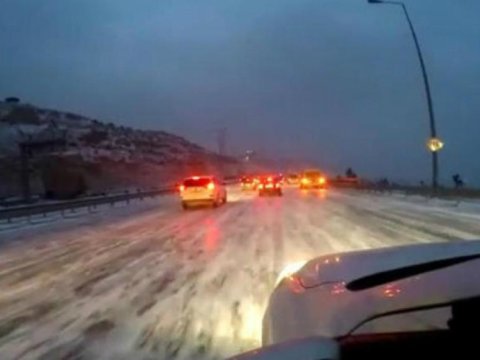 Bakıda buzlu yolda maşın aşdı - sürücü öldü