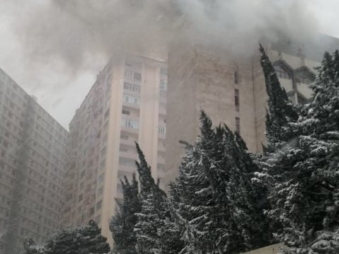 Bakıda yaşayış binası yanır  