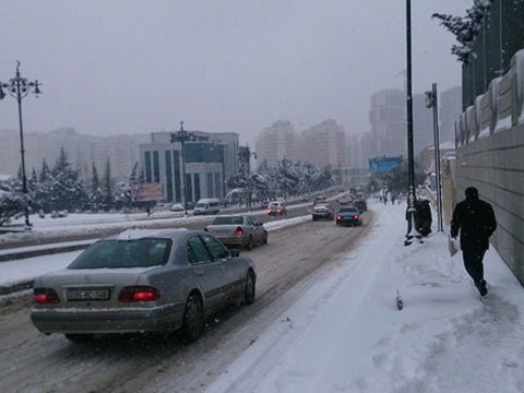 Bakıda yollar buz bağlayıb, Xəzərdə dalğa 5 metrə çatır 