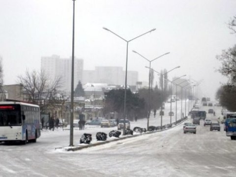 Qarlı havaya görə bəzi məktəblərdə dərslər təxirə salındı