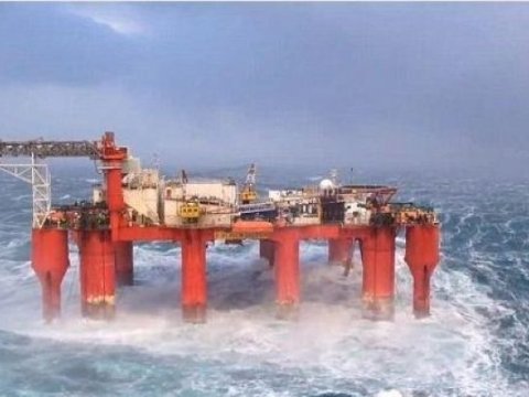 SOCAR açıq dənizdə işləri dayandırdı - 51 neftçi təxliyə olundu