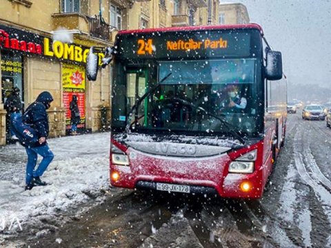 Avtobuslara dayanacaqdan kənarda da saxlamaq İCAZƏSİ VERİLDİ 