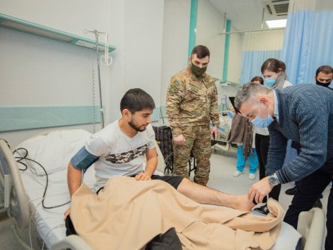 Türkiyəli həkimlər qazilərimizin müayinəsini davam etdirir - FOTO