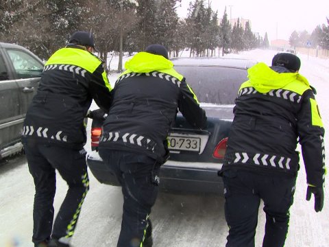 Polis köməksiz qalan sürücü və sərnişinlərə kömək etdi - FOTO