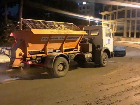 Bakıda bütün gecə yollara duz səpiləcək - VİDEO