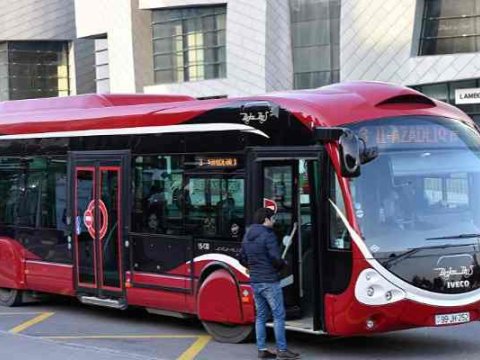 Paytaxtda sərnişin avtobusu piyadanı vurdu