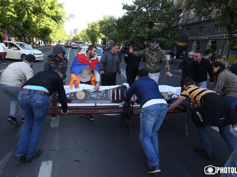 Müxalifət Yerevanın mərkəzi küçələrini bağladı