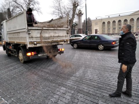 Gəncədə yağan qar yollardan təmizlənir - FOTOLAR