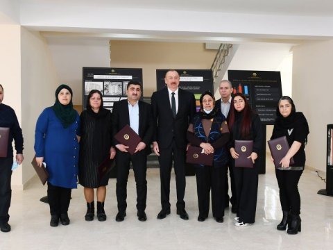 İlham Əliyev şəhid ailələri və əlillərə mənzillərin təqdimat mərasimində 
