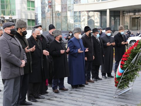 Din xadimləri “Ana harayı” abidəsini ziyarət etdilər 