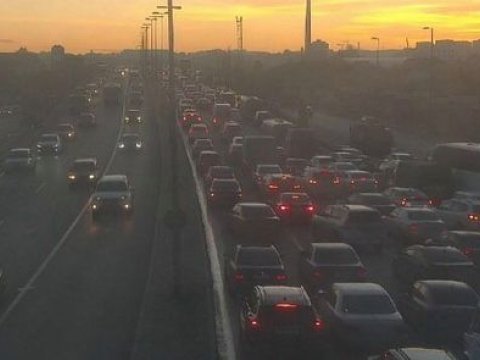 Bakıda prospektdəki qəza tıxac yaratdı