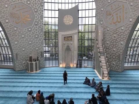 Almaniyada beş məscid bağlandı