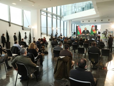 “Deyirdim ki, sizin əl sıxdığınız insanlar məscidlərdə donuz saxlayanlardır”