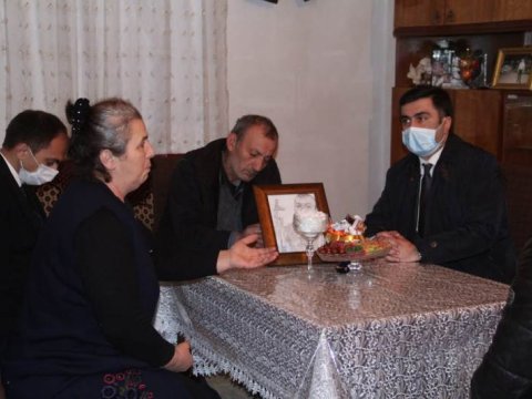 Şəhər rəhbərliyi qazi və şəhid ailələri ilə görüşüb