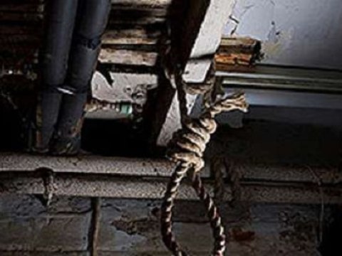 18 yaşlı tələbə özünü asdı