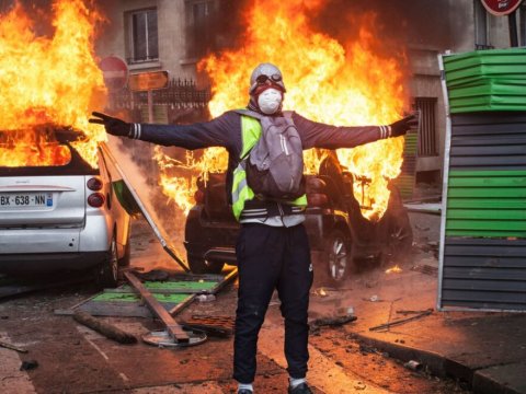Fransada polis maşınına “Molotov kokteyli” atdılar