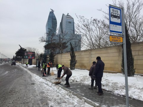 Qarlı günlərdən sonra Nərimanovda təmizlik işləri davam etdirilir