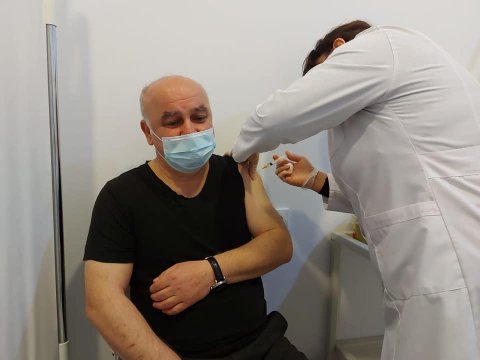 Daha bir partiya sədrinə vaksin vuruldu - O da çağırış etdi 