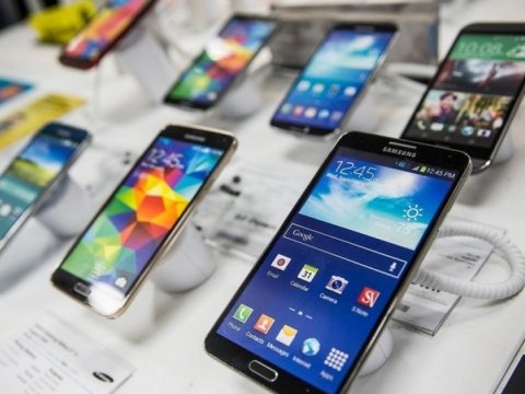Mağazadan 10 min manatlıq telefonlar oğurlandı