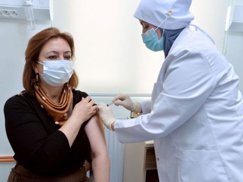 İdarə müdirinə koronavirus peyvəndi vuruldu - VİDEO