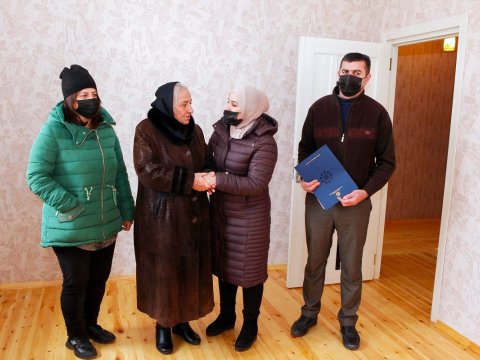 Polad Həşimovun anası Şəhid ailələrinə mənzillərin açarını təqdim etdi - FOTOLAR