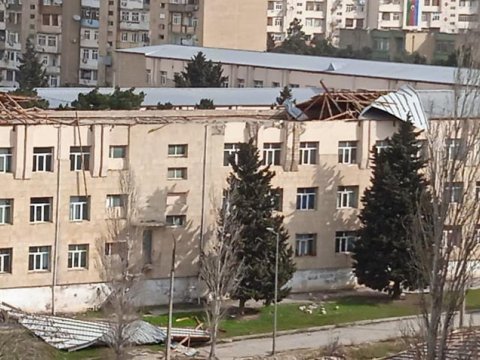 Güclü külək məktəbin dam örtüyünü uçurdu