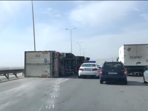 Külək Bakı-Ələt yolunda hərəkət edən TIR-ı aşırdı - FOTO 