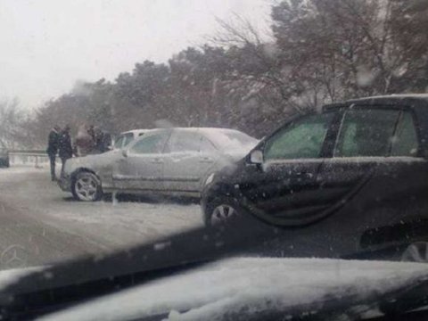 FHN yolda köməksiz qalmış iki nəfəri xilas etdi 