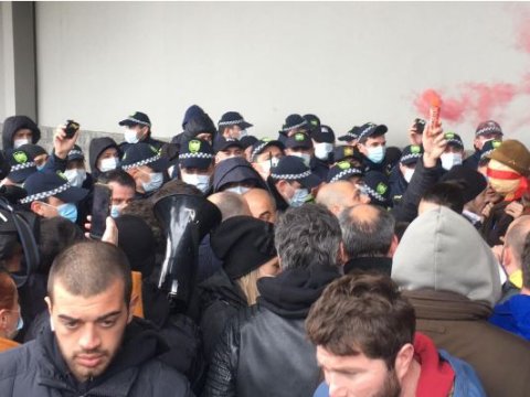 İvanişvilinin iqamətgahı qarşısında polislə etirazçılar arasında qarşıdurma