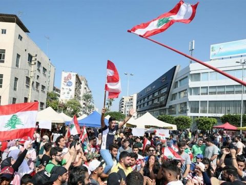 Livanda etirazçılar əsas yolları bağlayıb