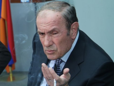 Petrosyan da “qiyamçı” generalı dəstəklədi