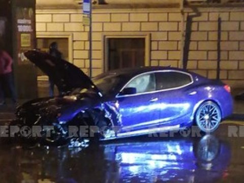 Bakıda “Maserati” qəzaya düşdü - FOTO