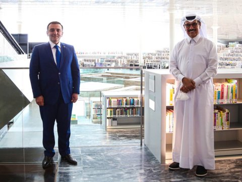 Azərbaycan səfirliyi Qətər Milli Kitabxanasına kitab hədiyyə etdi