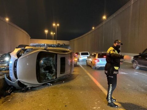 Bakıda yüksək sürətlə tunelə girən maşın aşdı - FOTO