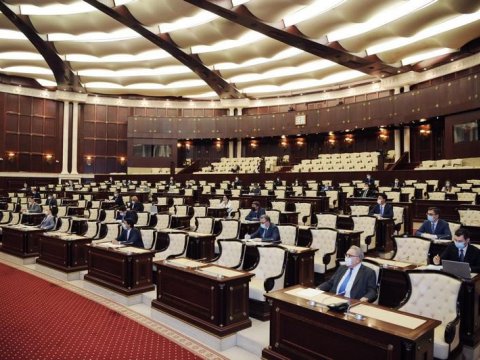 Ombudsmanın illik məruzəsi parlamentin plenar iclasına tövsiyə olundu