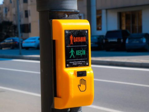 Bakıda yeni nizamlanan eyni səviyyəli piyada keçidi quraşdırıldı