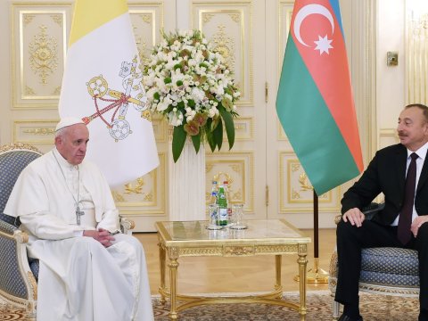 Prezident Roma Papasını təbrik etdi