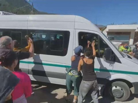 Argentina prezidenti daşa basıldı - VİDEO
