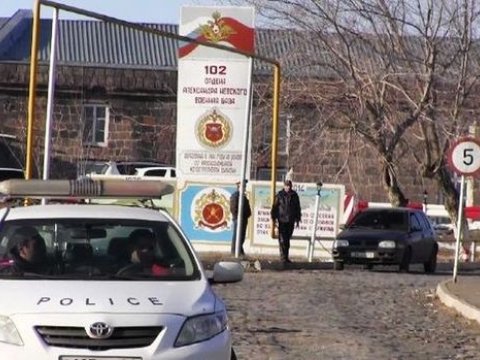 Ermənistanda Rusiya hərbçisi və xanımı döyüldü