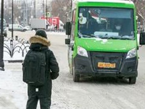 Rusiyada sürücü pulu olmayan şagirdi 20 dərəcə şaxtada avtobusdan düşürdü