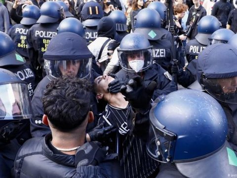 Almaniyada kütləvi aksiya: 12 polisi döydülər