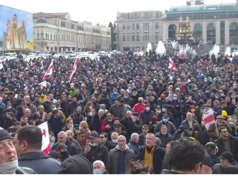 Kutaisidə minlərlə vətəndaş yenidən etiraz aksiyası keçirir