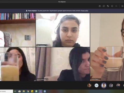 Tələbələr nümunədən DNT-nin ayrılmasını praktik olaraq həyata keçiriblər - FOTOLAR
