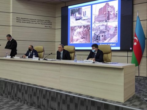 Kamran Əliyev Baş Prokurorluqda iclas keçirir