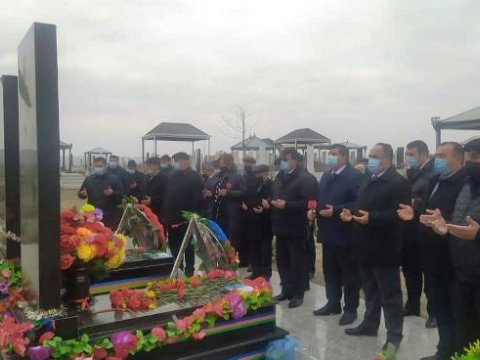 Goranboyun icra başçısı bayramda Şəhidlərin məzarlarını ziyarət edib