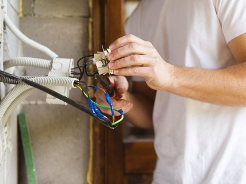 Göyçayda ustanı elektrik cərəyanı öldürdü